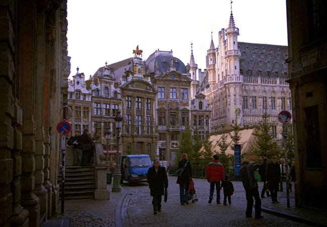 BRUSSELS GRAND PLACE ENTRANCE